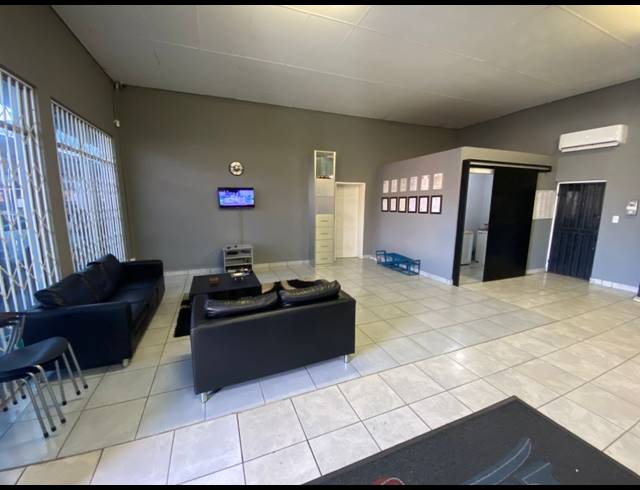 1,000M² BUSINESS CENTRE TO LET IN RUSTENBURG CENTRAL